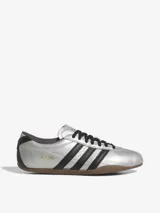 Championes Adidas Tokyo Decon plateados con detalles en negro y suela marrón.