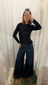 Remera de manga larga ajustada al cuerpo, con cuello redondo y diseño básico.