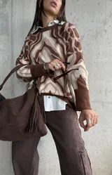 Sweater de tejido de punto con diseño estampado abstracto en tonos marrones y beige, de corte oversize, cuello redondo y mangas largas con puños acanalados.