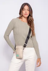 Sweater de tejido morley al cuerpo, color verde claro, con cuello redondo y mangas largas.