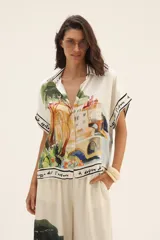 Camisa de seda con estampado de paisaje, cuello clásico, manga corta y corte recto.