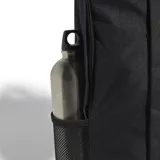 Mochila Adidas Linear negra con logo vertical en blanco.