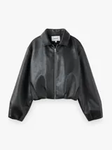 Campera bomber de manga larga confeccionada en tejido efecto cuero. Presenta un diseño con cuello clásico, cierre frontal con cremallera y bajo con detalle abullonado.