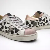 Zapatillas bajas de cuero vacuno con estampado animal print, apliques de cuero metalizado y gamuza rosa, suela de caucho y plantilla acolchada.