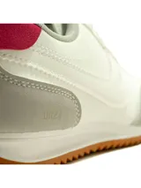 Championes deportivos Santa Barbara modelo Flair, en color amarillo con detalles en mostaza, plateado y blanco. Cuentan con cordones blancos, suela blanca y base de goma marrón.