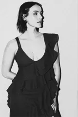 Vestido largo azul con breteles finos, escote en V y volados verticales en la falda.