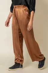 Pantalón palazzo color crudo de viscosa brillante, con elástico y cordón en la cintura y bolsillos laterales.