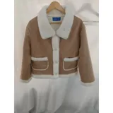 Campera gamulán corta para mujer, de color beige con forro y detalles de corderito blanco en el cuello, solapa frontal, bolsillos y puños. Cuenta con cierre frontal de botones y dos bolsillos delanteros con solapa.
