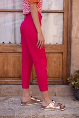 Pantalón chino fucsia de lino y viscosa, con tiro medio-alto y pierna recta. Cuenta con bolsillos laterales y traseros.