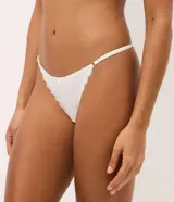 Kit de dos bombachas colaless estilo string, una blanca y otra rosa, confeccionadas en algodón con detalles de encaje en los laterales y un pequeño lazo decorativo en la parte delantera. Cuentan con tiras finas regulables en la cintura.