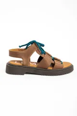 Sandalias de cuero color marrón, con suela track marrón oscura y cordones estilo marinero en color verde azulado que cruzan la capellada.