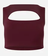 Top deportivo de microfibra color bordó, con escote recto y diseño ajustado. Presenta una textura acanalada y espalda abierta.