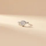 Anillo de plata 925 con piedra luna natural de corte triangular engastada en bisel.