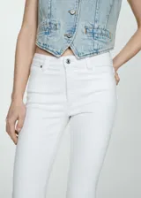 Chaleco de denim de corte crop, color celeste claro, con escote en V, cierre frontal de botones metálicos y bolsillos frontales ojal.