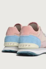 Zapatillas Hoff modelo Barcelona, con base blanca y detalles en rosa, beige y celeste.