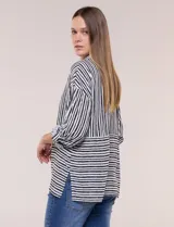 Camisa de rayón con estampado de rayas blanco y negro, de corte fluido, cuello con solapa, cierre frontal con botones y mangas largas regulables.