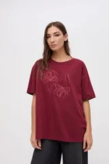 Remera de algodón lavado con textura suave, de calce clásico y manga corta. Presenta un bordado lineal de flores a tono en la parte frontal.