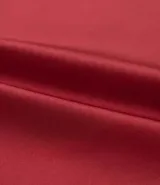 Musculosa de satén color negro con escote degagê drapeado, breteles finos ajustables y bajo asimétrico.