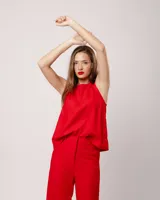 Musculosa blanca de lino con escote redondo y corte a la cadera.