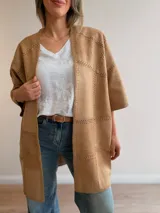 Kimono de línea italiana efecto gamuza color tostado, de diseño oversize con recortes y pespuntes decorativos a contratono.