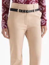 Pantalón sastrero color beige con raya marcada al centro y pierna recta. Incluye un cinto desmontable de cuero vacuno con herrajes metálicos níquel. Tiene bolsillos delanteros biselados y bolsillo ojal en la espalda.