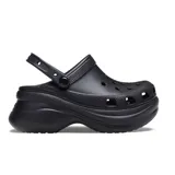 Zuecos Crocs modelo Classic Bae, color negro, con plataforma alta contorneada y correa trasera ajustable. Presentan el diseño clásico con perforaciones en la puntera y textura en el talón.