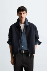 Sobrecamisa regular fit color gris oscuro, confeccionada en tejido con viscosa. Presenta cuello solapa, manga larga con puño abotonado, bolsillos de vivo en la cadera y cierre frontal con cremallera.