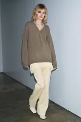 Jersey de lana color marrón con escote en V y manga larga. Incluye un detalle de vestido interior de color crema con encaje en el bajo.