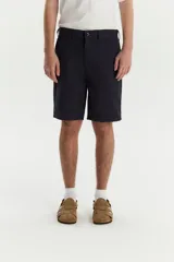 Bermuda de gabardina color azul marino, corte recto, con bolsillos laterales y traseros.