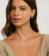 Kit de seis pares de caravanas metalizadas en diferentes formatos, incluyendo argollas pequeñas, corazones, puntos de luz y diseños alargados. Fabricadas con metal reciclado.