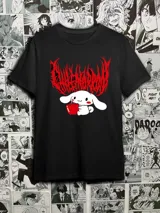 Remera negra de algodón con cuello redondo y manga corta. Presenta un estampado frontal que combina un personaje de Sanrio (Cinnamoroll) sosteniendo una manzana roja, con un texto en tipografía estilo 'death metal' o 'black metal' en color rojo.