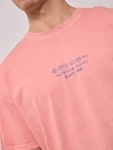 Remera negra de algodón con estampado en la espalda con la leyenda "Rusty Culture" y un diseño de sol con el logo de la marca.