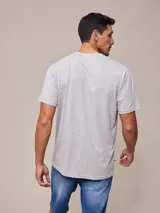 Remera blanca de algodón con cuello redondo y manga corta.