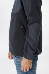 Campera de polar con cierre frontal completo, cuello alto y bolsillo en el pecho con cierre. Presenta un diseño combinado con paneles de tela técnica en la parte superior y polar en el resto de la prenda, con logo de la marca Benson & Thomas estampado en el hombro.