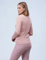 Buzo rosa de tejido acanalado, marca Cable & Gauge, con cuello alto y manga larga con aplique de botones en los puños.