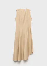 Vestido midi de corte evasé en color beige, confeccionado en una mezcla de algodón y lyocell. Presenta cuello redondo, diseño sin mangas con tirantes anchos, costuras estructuradas y bajo asimétrico con acabado deshilachado. Incluye cierre de cremallera en la parte posterior y forro interior de algodón.
