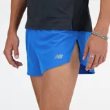 Short de running New Balance modelo 3 Inch Split, color azul, confeccionado con tejido ligero y elástico perforado con tecnología NB Dry y forro sin costuras.