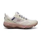 Championes de trail running Skechers Go Run Trail Altitude Ridgeback, color beige con detalles en rosa y violeta. Capellada de malla y cuero repelente al agua, plantilla Skechers Air-Cooled Goga Mat, entresuela Ultra Light y suela robusta con tracción multidireccional.