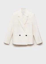 Blazer de corte recto y diseño estructurado, color crema, con cuello de solapa con muesca y cierre frontal de doble botonadura con botones en contraste. Cuenta con dos bolsillos de ribete frontales y mangas largas.