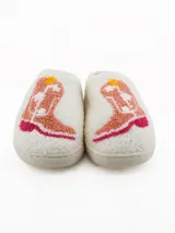 Pantuflas de estar por casa color blanco, confeccionadas en tejido tipo corderito, con diseño bordado de bota vaquera en tonos rosados y amarillos.