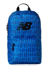 Mochila New Balance de color azul con estampado tipográfico de la marca y logo negro en el frente.