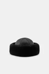 Gorro de estilo cosaco con corona de cuero sintético y ala ancha de piel sintética negra.