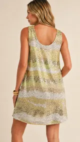 Vestido mini sin mangas de corte relajado, completamente bordado con lentejuelas en tonos dorados, plateados y destellos verdosos formando franjas horizontales.