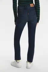 Jean de corte recto y tiro alto, en color azul oscuro con acabado clásico. Presenta diseño de cinco bolsillos, cierre con cremallera y botón metálico.