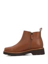Botas de cuero color marrón tostado, con suela track marrón oscura, cierre lateral y tirador trasero.