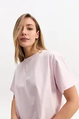 Remera oversize crop marrón de corte amplio y largo corto, con mangas cortas y cuello redondo.