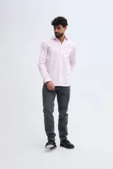Camisa de manga larga color rosado, con cuello camisero, cierre frontal de botones y corte semi slim.