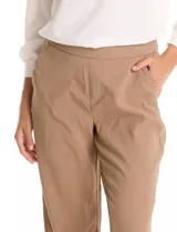 Pantalón de corte relajado con frente liso y cintura elástica en la parte posterior. Presenta una silueta fluida con pierna sutilmente entallada, bolsillos laterales diagonales y bolsillos traseros simulados.