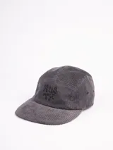 Gorra de pana color gris oscuro con visera curva, diseño de cinco paneles y logotipo bordado en el frente.