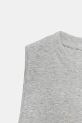 Top de algodón gris melange, sin mangas, con cuello redondo y costuras decorativas marcadas en el pecho.
